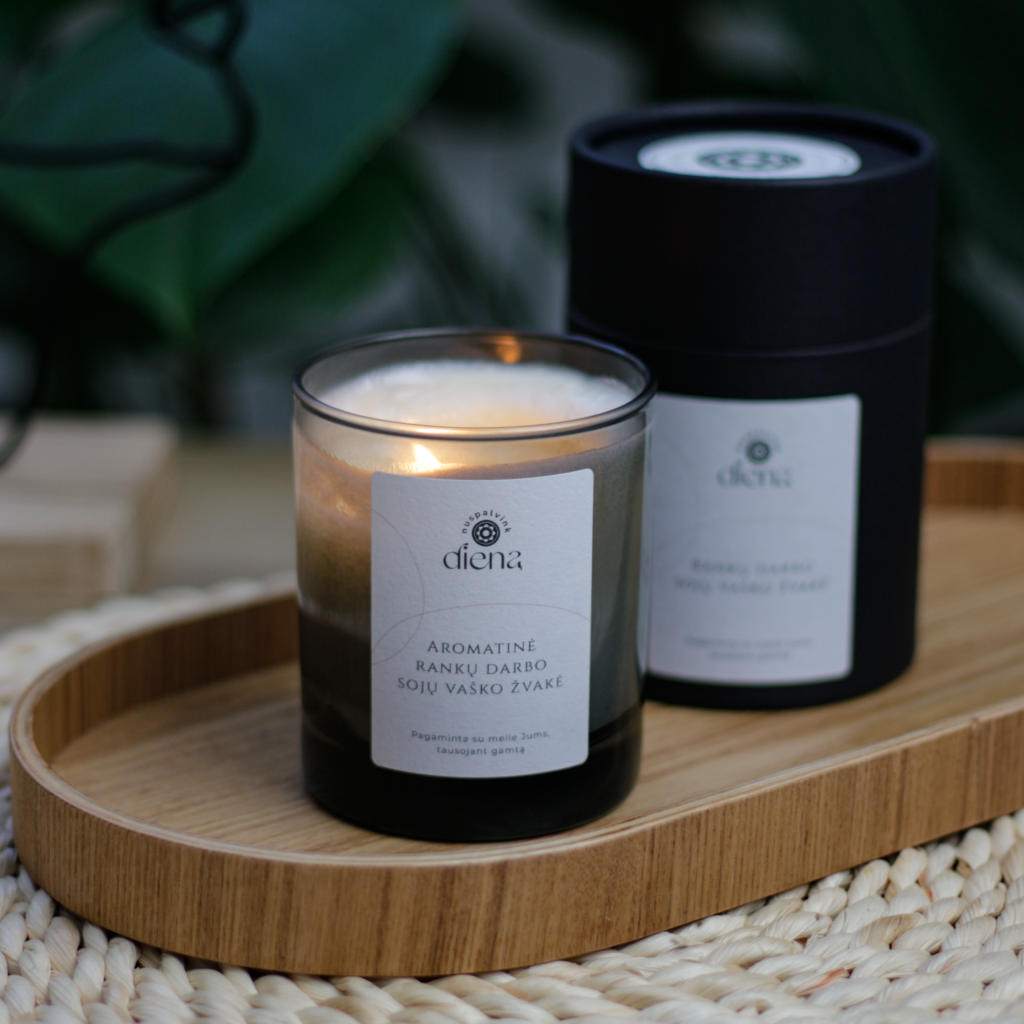 Pilkame indelyje rankų darbo sojų žvakė