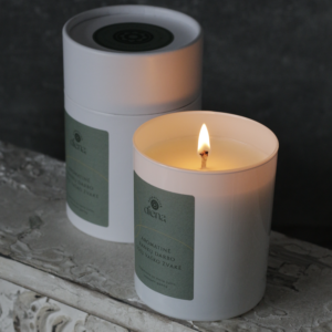 Baltame indelyje aromatinė sojų vaško žvakė - "Šilti ir jaukūs linkėjimai"