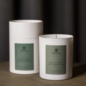 Baltame indelyje rankų darbo sojų žvakė