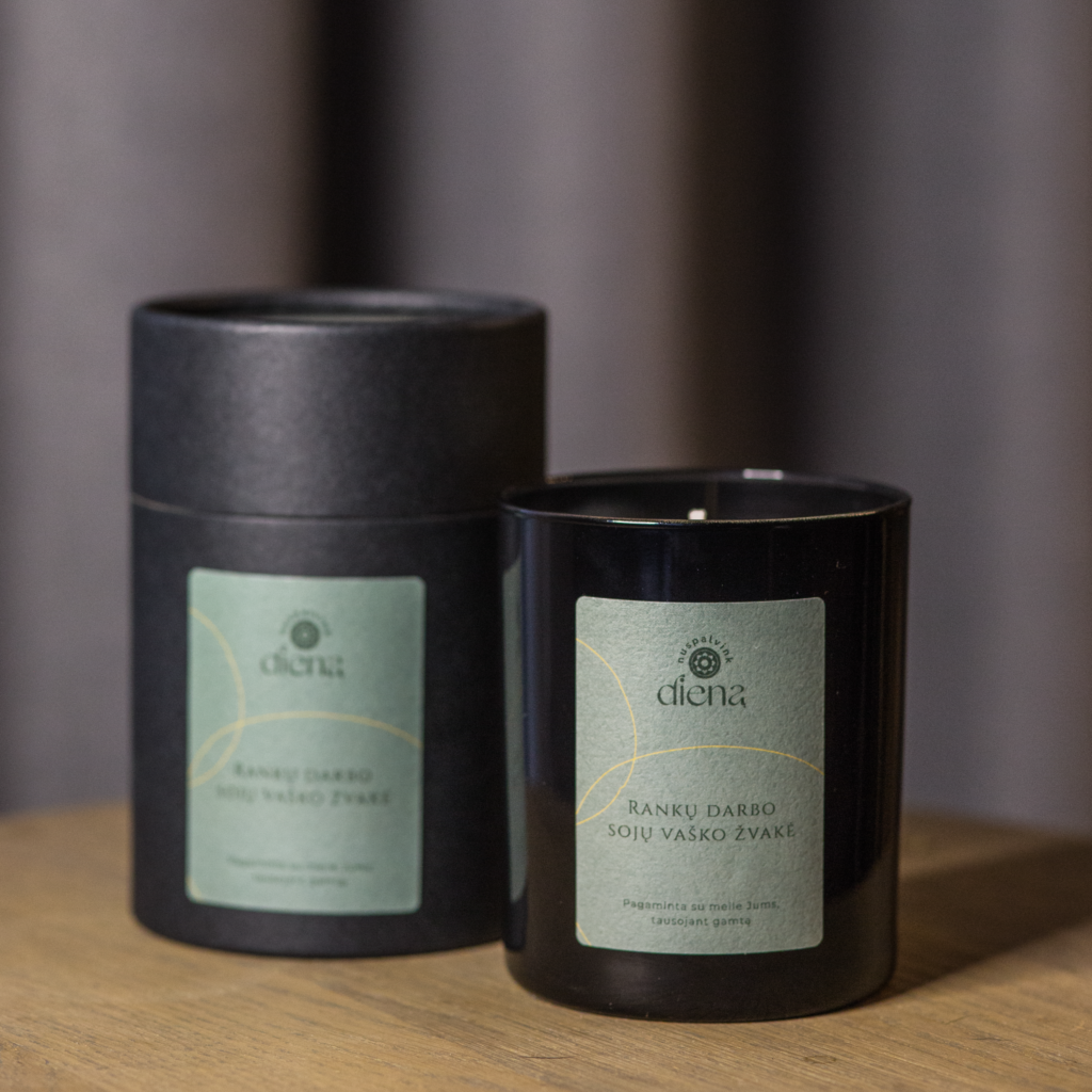 Juodame indelyje rankų darbo sojų žvakė