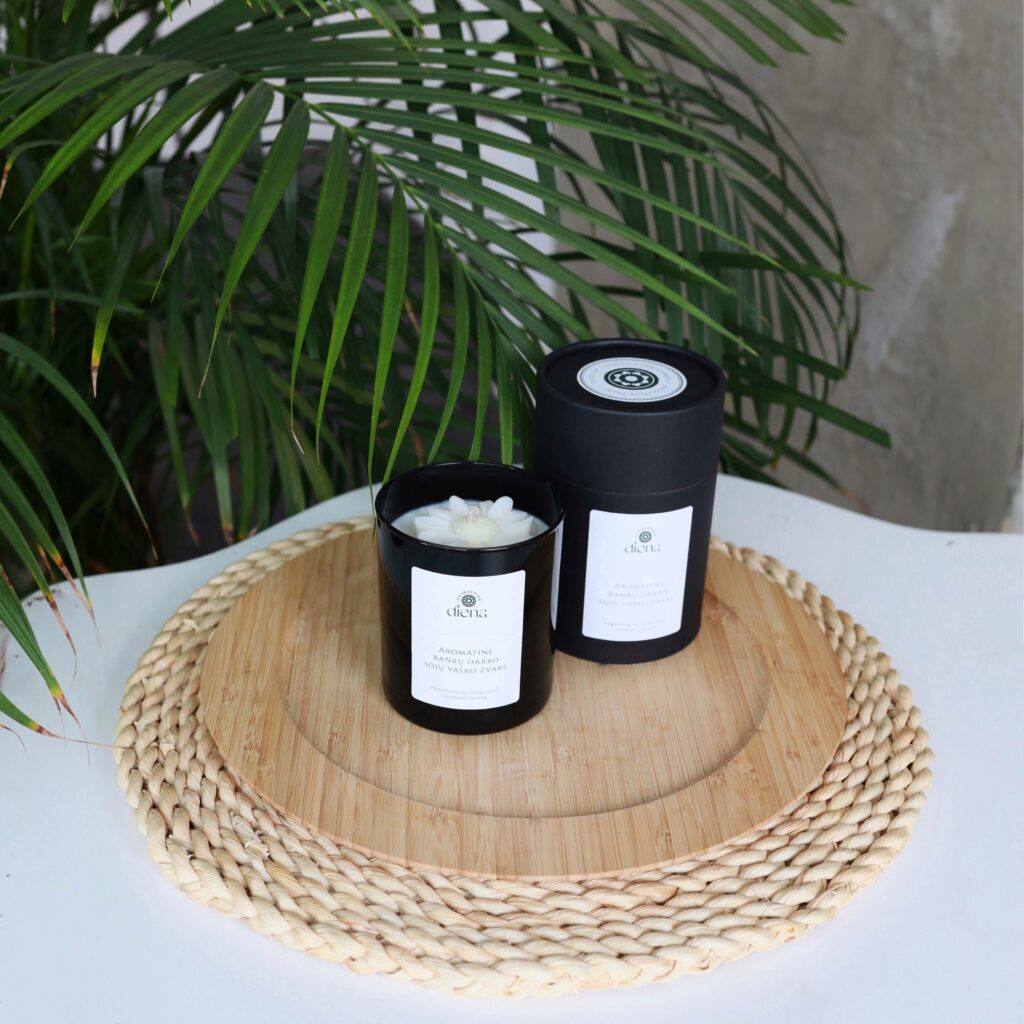 Dekoruota aromatinė sojų vaško žvakė – „Šilti ir jaukūs linkėjimai”
