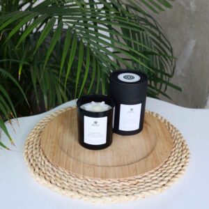 Dekoruota aromatinė sojų vaško žvakė – „Šilti ir jaukūs linkėjimai”