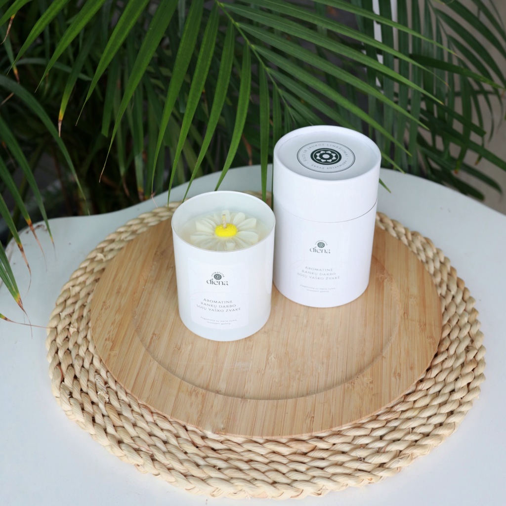 Dekoruota aromatinė sojų vaško žvakė – „Šilti ir jaukūs linkėjimai”